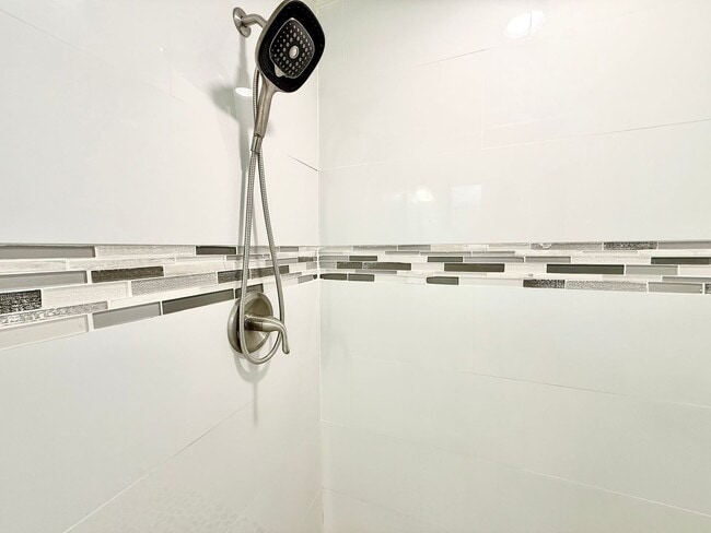 Building Photo - Relaxed Florida living at this 3Bedroom/ 2bath home in the Heart of Daytona Beach!