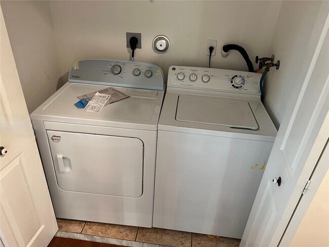 Building Photo - Tupelo Way, Weston, FL 33327 - 4 BR 2.5 BA single-family home