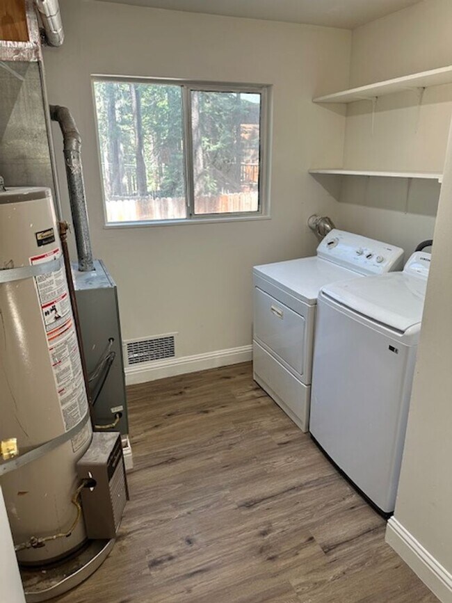 Building Photo - Newly updated pet friendly 4Bd 3Ba home! C...