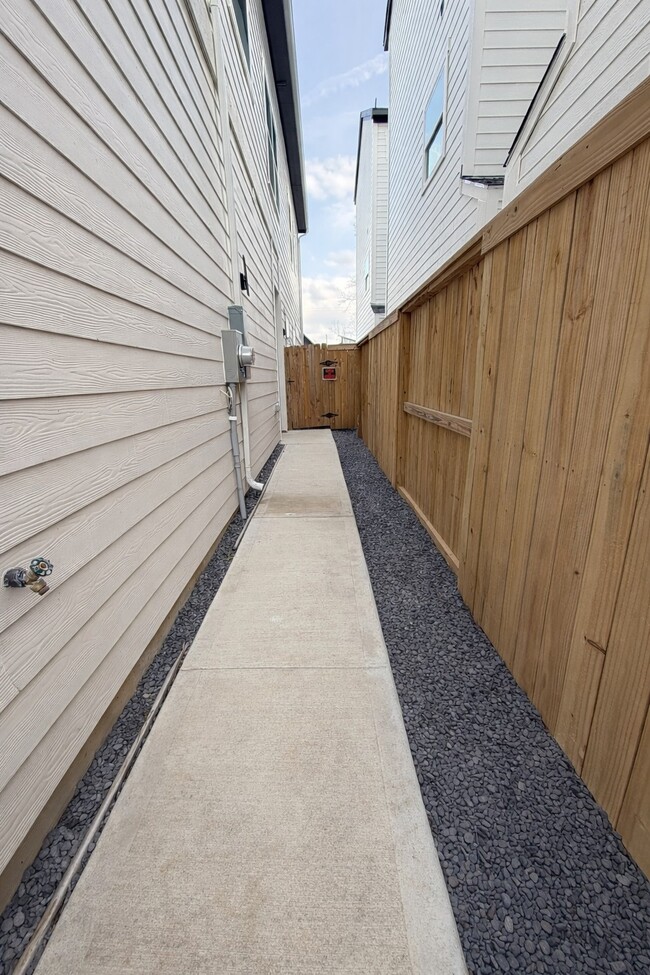 Building Photo - 6733 Peerless St