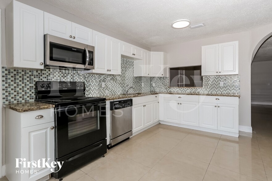 Building Photo - 6126 Arcade Ct