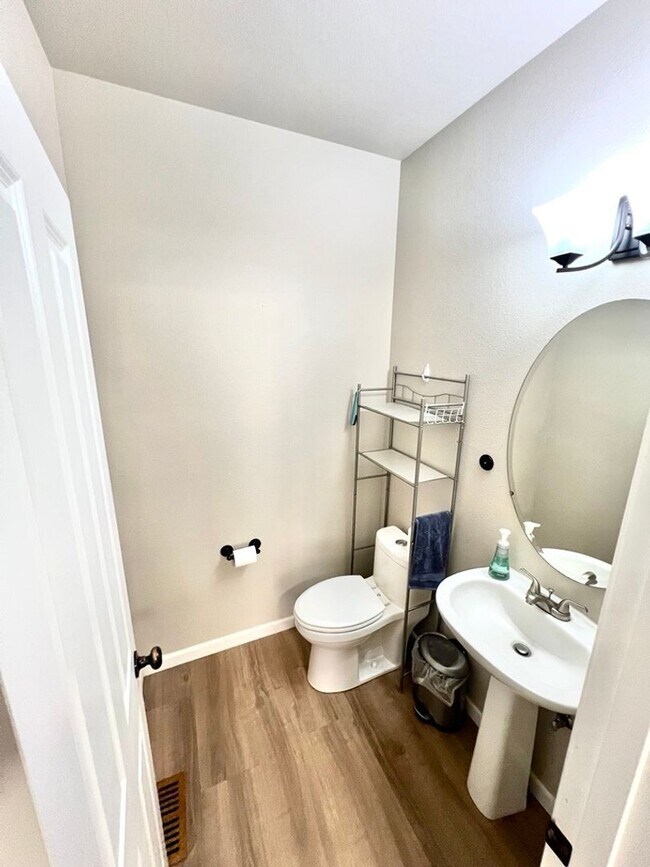 Building Photo - Spacious 5bed/2.5bath W/Bonus Room