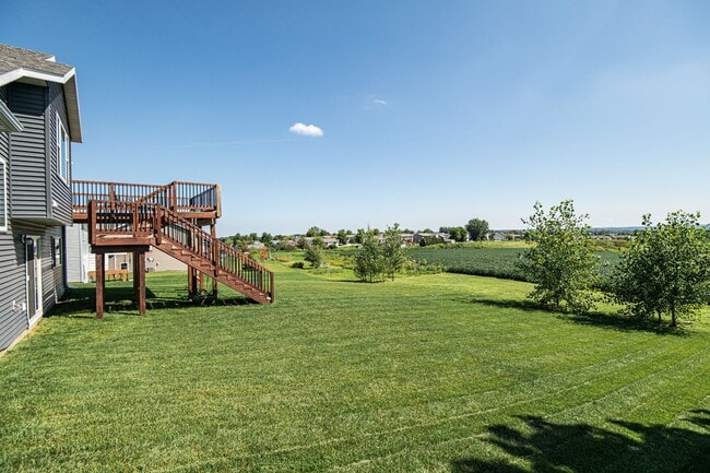 Building Photo - Gorgeous, spacious home on beautiful count...