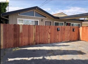 Building Photo - 511 W 5th St