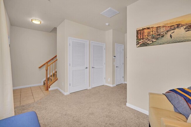 Building Photo - Immaculate 3 Bedroom Townhome Near Downtown COS