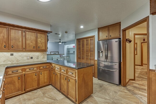 Building Photo - 660 Hillcrest Dr