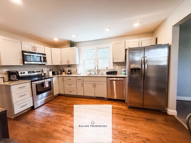 Building Photo - Furnished Two Bedroom Close to Downtown