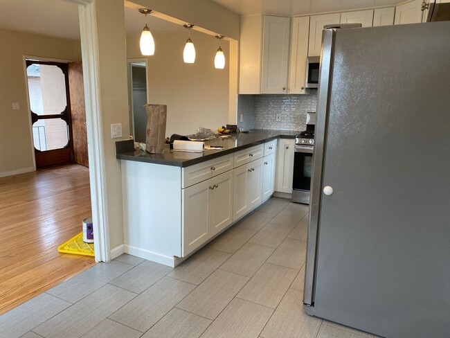 Building Photo - Epic REA-Great 1 BR/1 BA Unit in a S/S Duplex