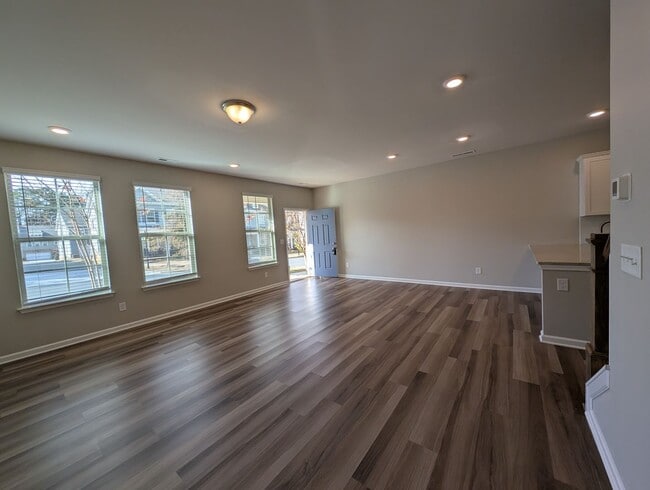 Building Photo - Gorgeous 3 beds, 2.5 bath home located in ...