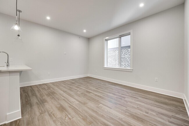 Building Photo - 658 Grand St