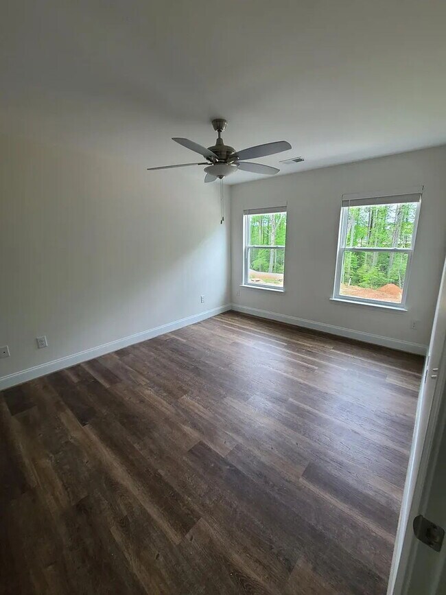 Building Photo - Sign a 12-month lease now and receive the ...