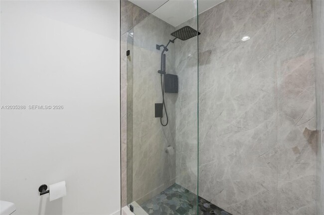 Building Photo - 3500 Mystic Pointe Dr