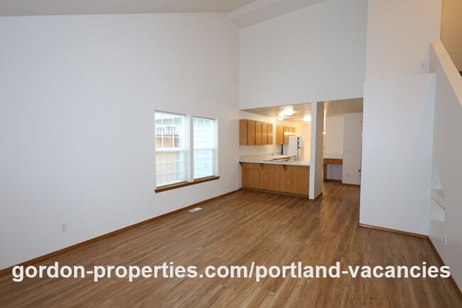 Building Photo - SE Knapp Circle - 3 bedroom duplex with attached single car garage