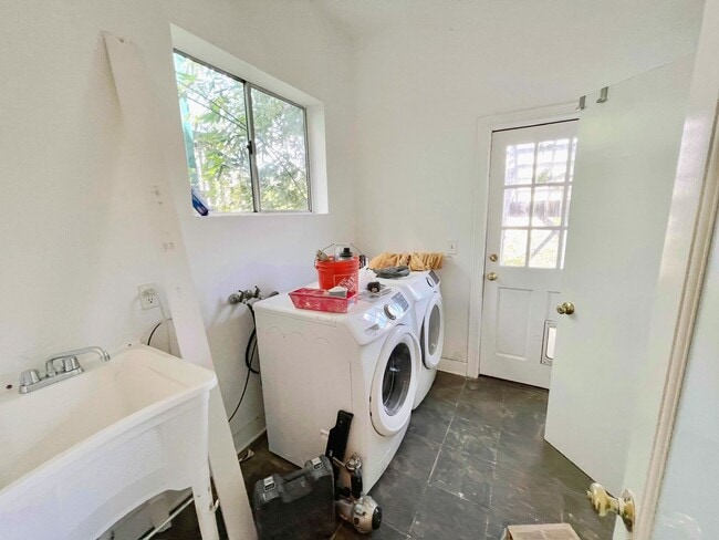 Building Photo - 3BR/2BA Renovated Victorian Full Floor Fla...