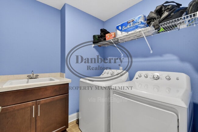 Building Photo - 24989 Reddington Ct