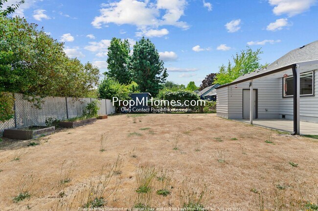 Building Photo - Three Bedroom Cottage in NE Salem!