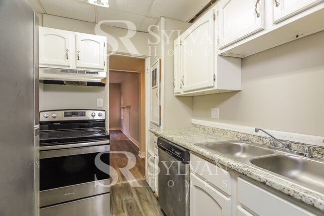 Building Photo - 3 BR, 2 BA home in Oakwood Estates