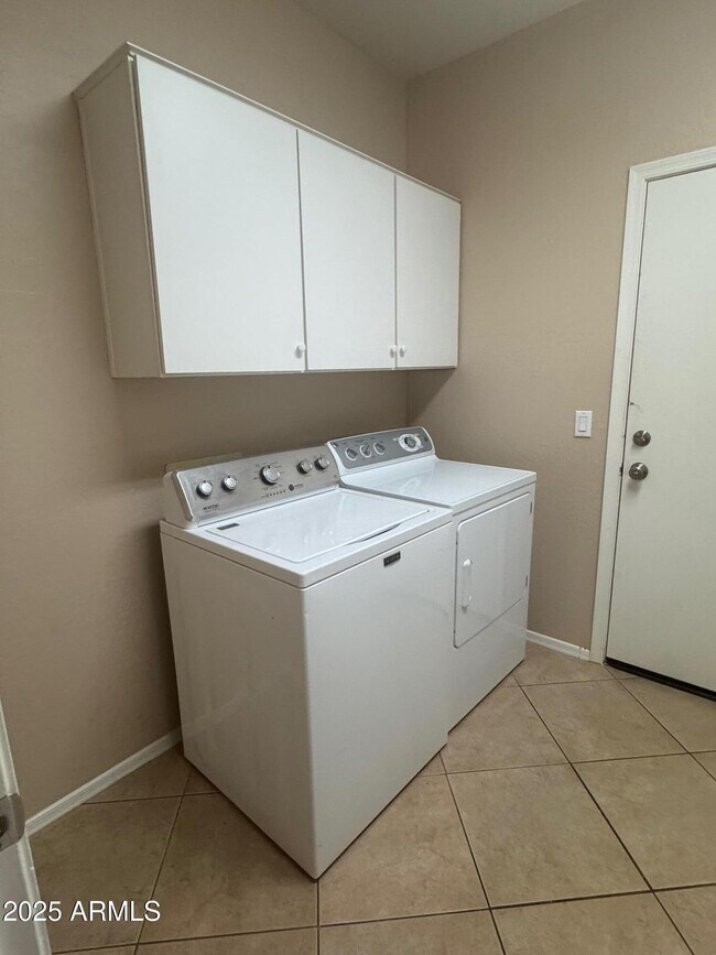 Building Photo - 1359 E Parkview Dr