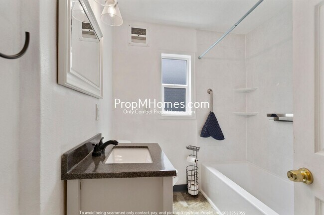 Building Photo - Three Bedroom Cottage in NE Salem!