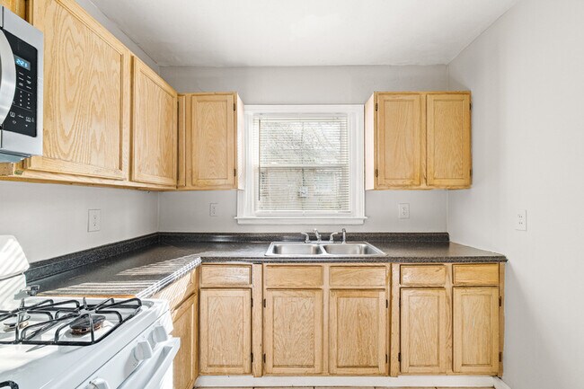 Building Photo - 1850 Hillsdale Dr