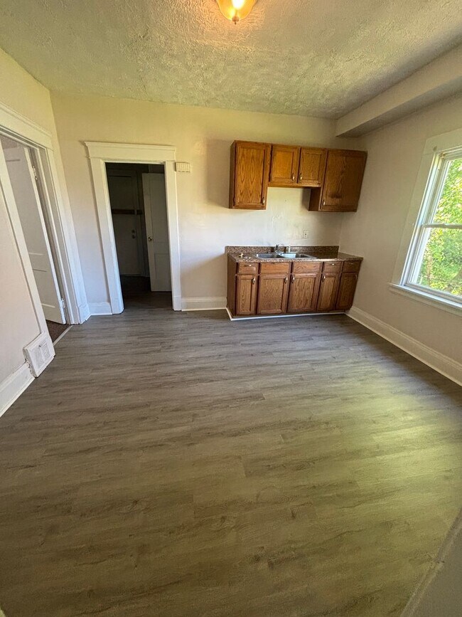 Building Photo - 4bd Single Cash Pay/Section 8