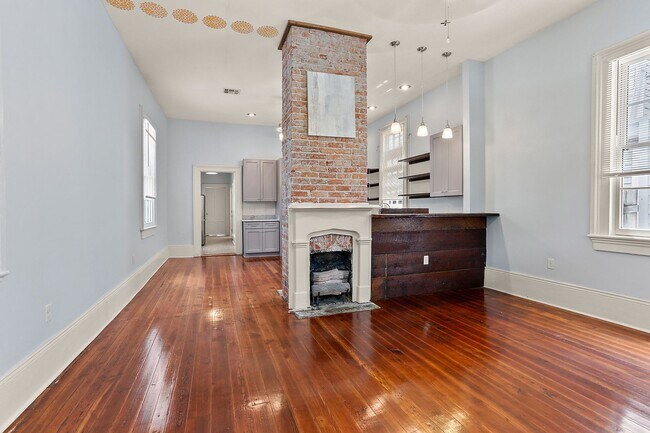 Building Photo - Charming New Orleans Shotgun with Historic...