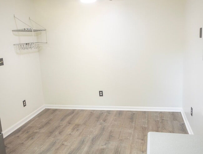 Building Photo - **HALF OFF FIRST MONTHS RENT**3 bedrooms, Fenced in backyard, 12x24 shed, NO breed restrictions!
