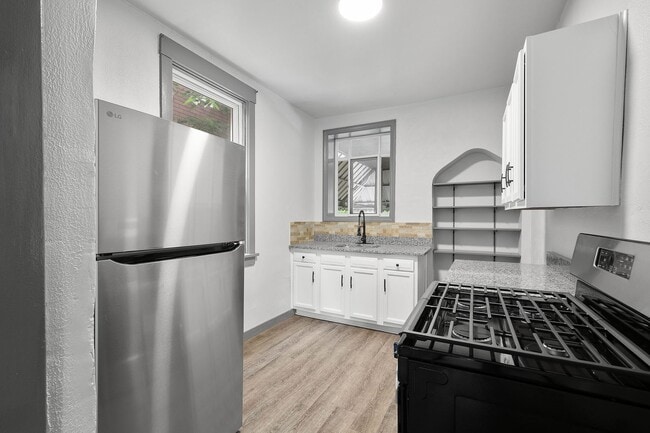Primary Photo - Stunning 3 bedroom home in Pittsburgh avai...