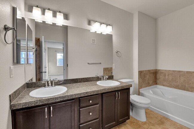 Building Photo - $1,800 - 1 Bed, 1.5 Bath Condo in Denver with In Unit Laundry in Great Location!