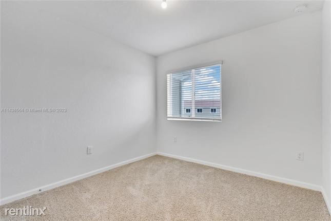 Building Photo - 3 br, 2 bath House - 2445 SE 10Th Street