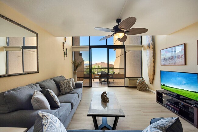 Building Photo - Stunning views, space and comfort.
