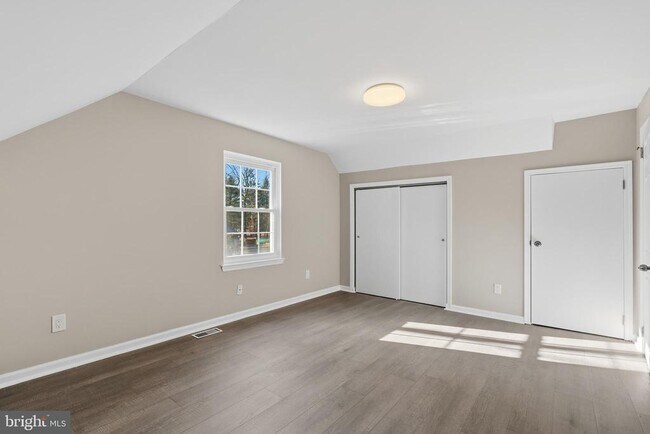 Building Photo - 221 Oak Ln