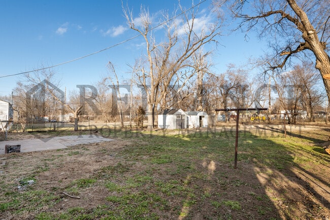 Building Photo - 110 N Doris St