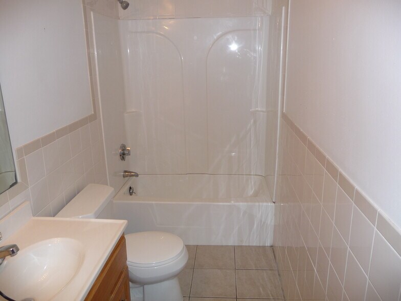 Building Photo - 213 Suffolk Ave