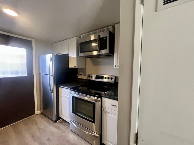 Building Photo - 5472 Roundtree Pl