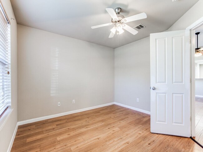 Building Photo - 1002 Magnolia Field