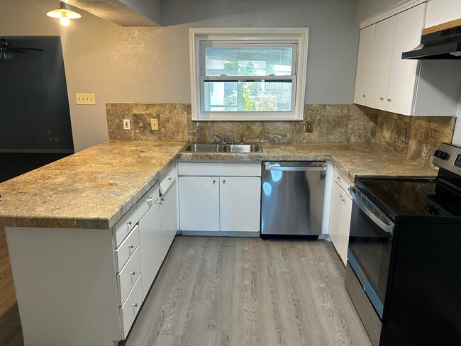 Building Photo - 3734 Clubway Ln
