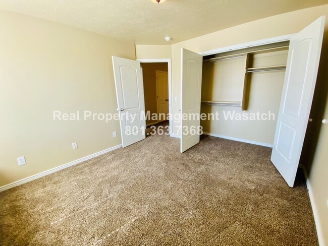 Building Photo - 5 Bedroom 3 Bathroom Riverton Home!