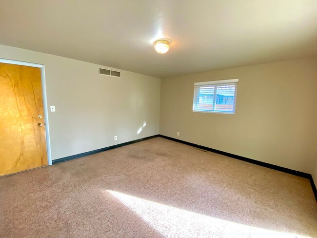 Building Photo - 3 Bedroom, 2 Bathroom Single Level Home ne...