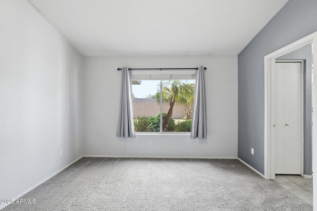 Building Photo - 542 N Palo Verde