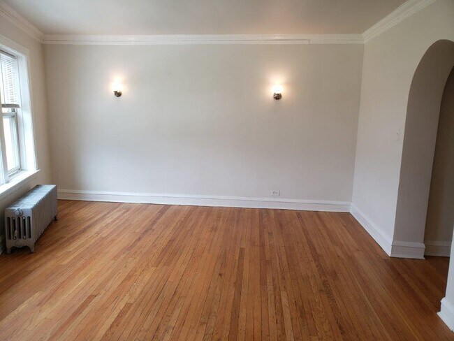 Building Photo - 9109 S Beverly Blvd