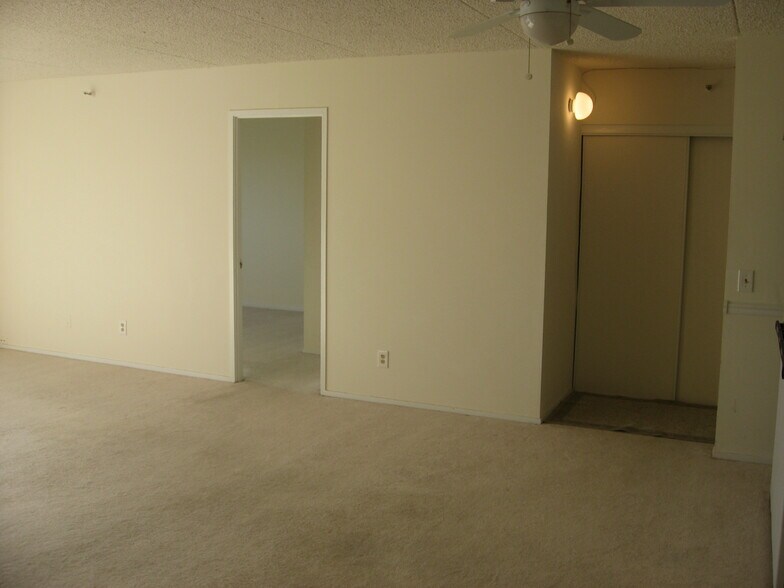 Building Photo - 5911 Edsall Rd., APT #705