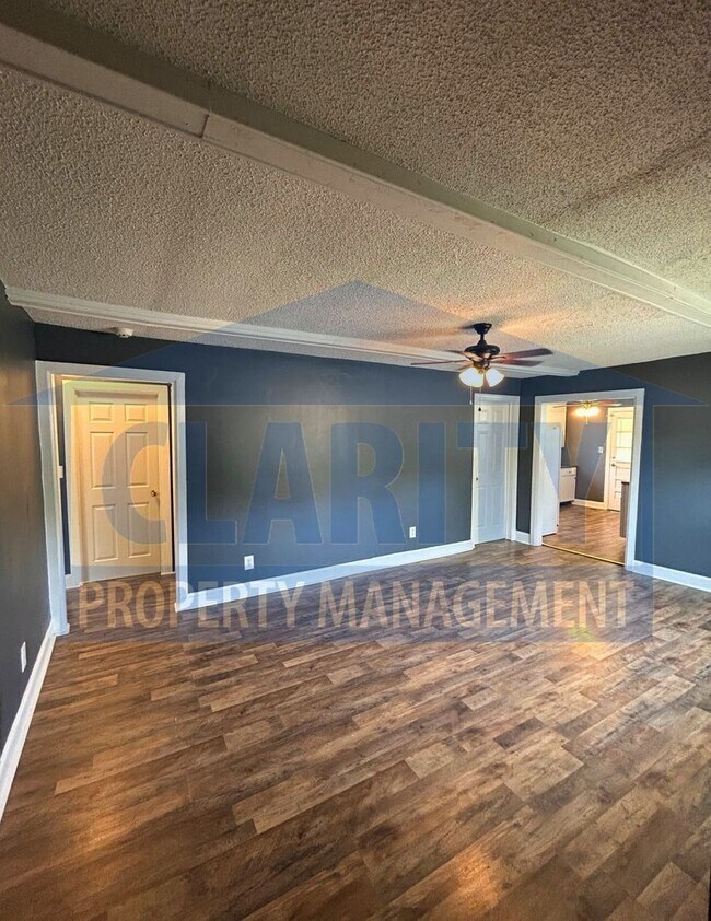 Building Photo - Centrally located 3 bedroom home!