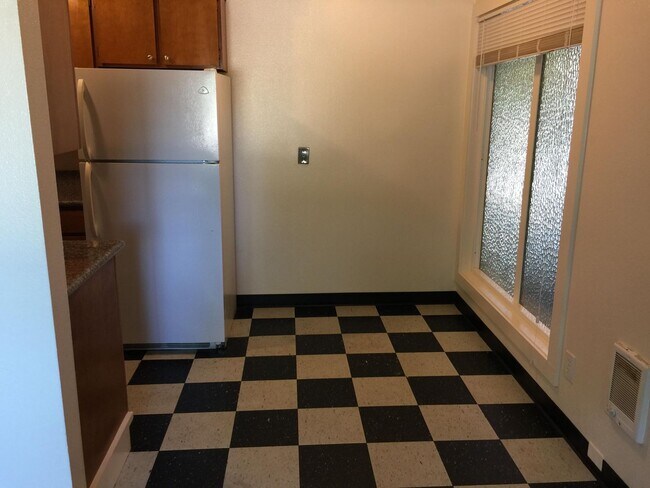 Building Photo - Great location! Dishwasher, hardwoods, on ...