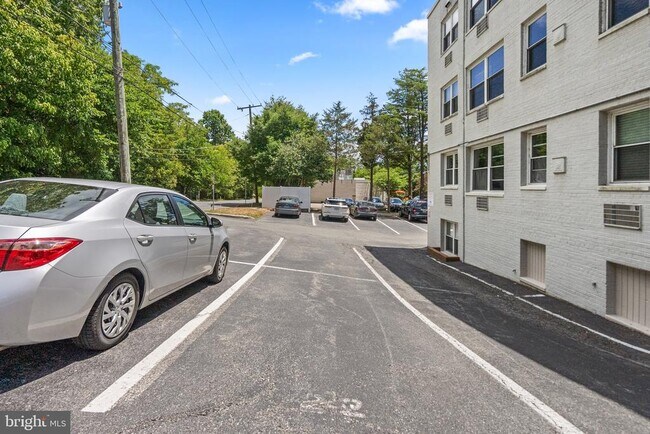 Building Photo - 7630 Tomlinson Ave