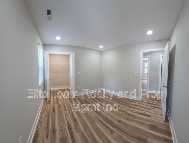 Building Photo - 2728 Crawford Ave