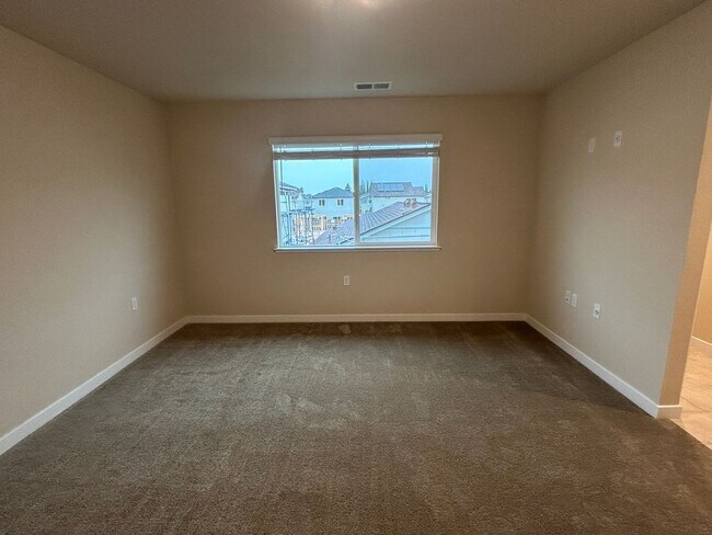 Building Photo - 479 Lemongrass St