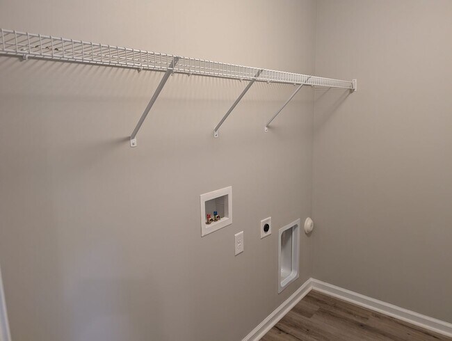 Building Photo - Move-in ready, Townhome Located in the Cit...