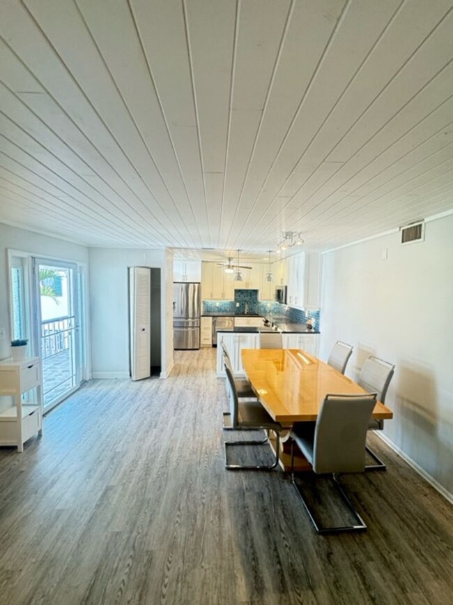 Building Photo - Annual modern 2-bedroom, 2-bath condo in t...