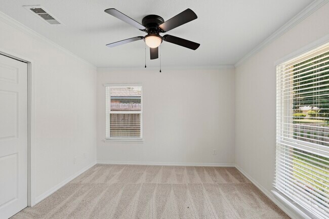 Building Photo - 913 Meadowlane St